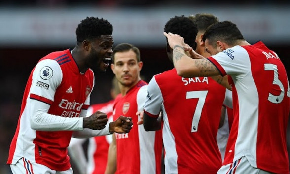Man Utd đã trao tấm vé dự Champions League cho Arsenal