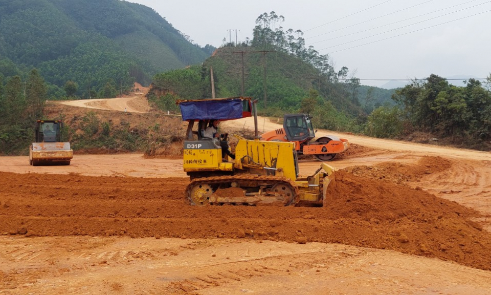 Khẩn trương thi công dự án cải tạo, nâng cấp Tỉnh lộ 341