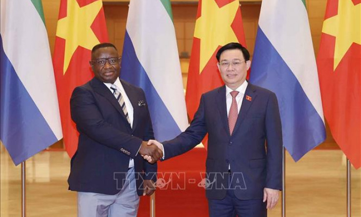 Chủ tịch Quốc hội Vương Đình Huệ hội kiến Tổng thống nước Cộng hòa Sierra Leone