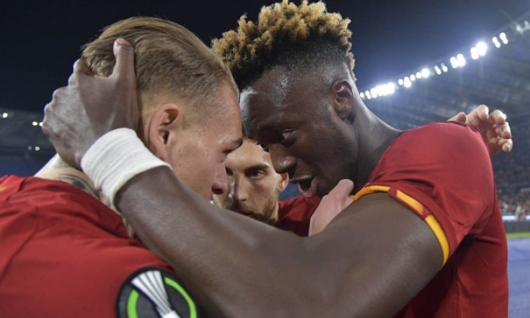 Roma vào tứ kết Conference League phút chót