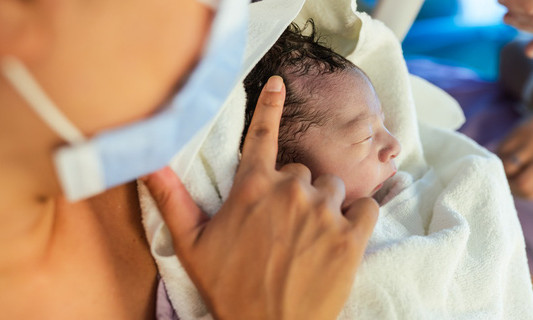 Mẹ bị COVID-19, chưa tới 2% trẻ sơ sinh bị lây