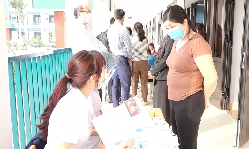 Khám, tư vấn sức khỏe cho 130 công nhân lao động huyện Vân Đồn