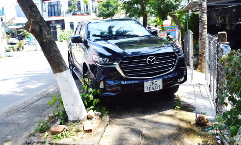 Vợ tử nạn khi đu bám cửa xe ô tô chồng cũ