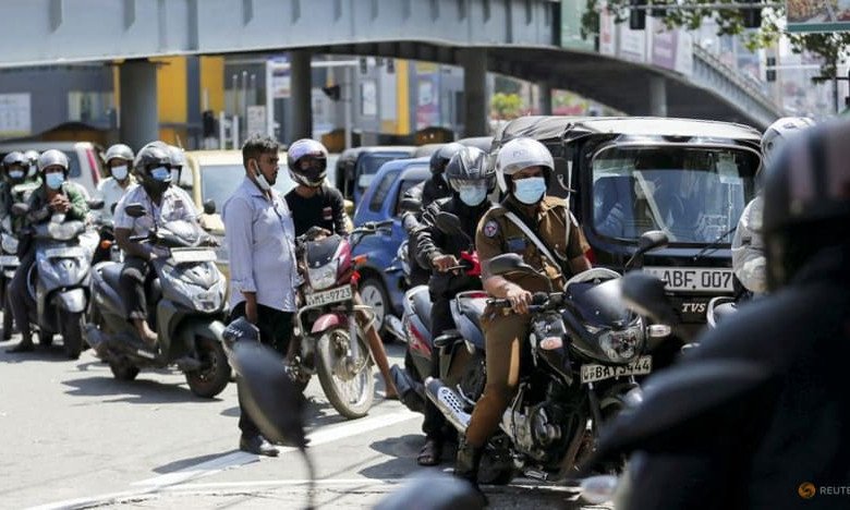 Hai người đàn ông Sri Lanka tử vong sau 4 tiếng xếp hàng mua xăng
