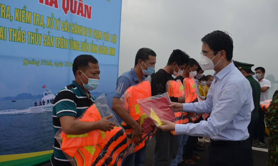 Ra quân kiểm tra, xử lý vi phạm trong đánh bắt thủy hải sản