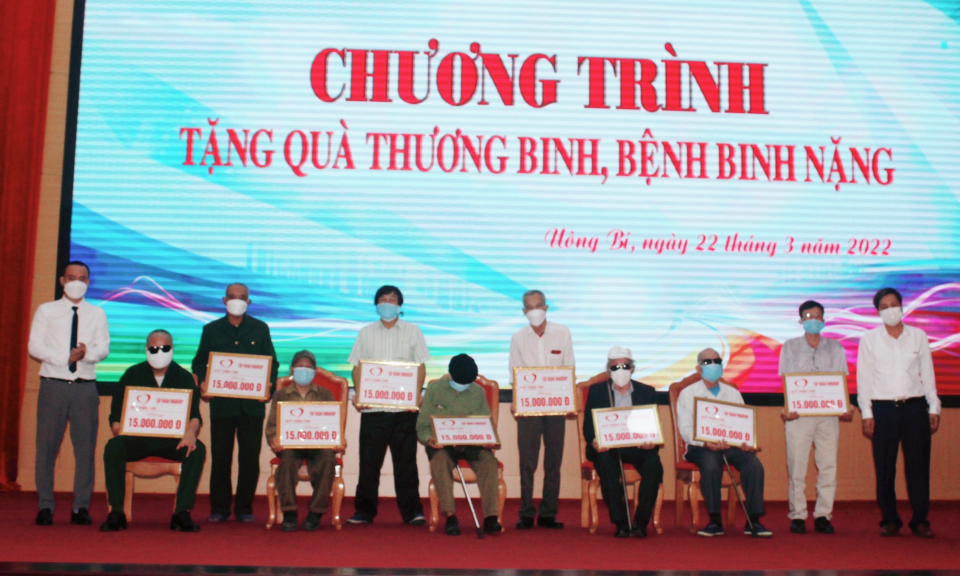 Quỹ Thiện tâm (Tập đoàn Vingroup) tặng 240 triệu đồng cho thương, bệnh binh nặng TP Uông Bí