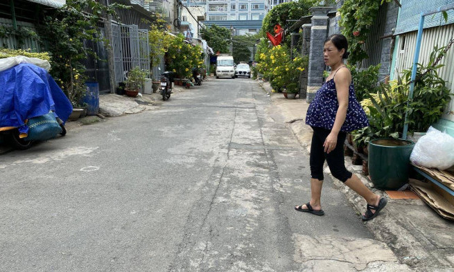 Đi bộ mua thức ăn, cụ bà mắc Covid-19 bị xe tải cuốn vào gầm tử vong