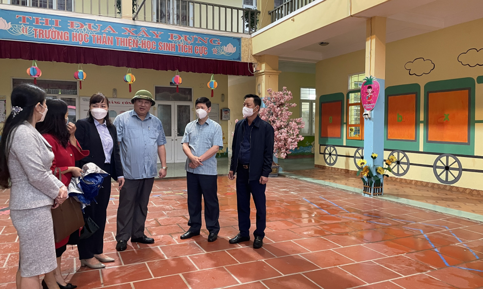 Phó Chủ tịch HĐND tỉnh Lê Văn Ánh khảo sát các cơ sở y tế, giáo dục tại huyện Ba Chẽ