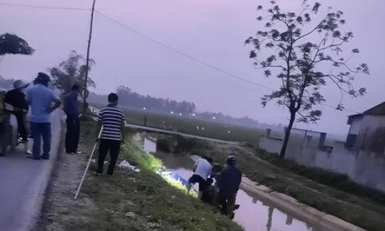 Thanh niên tử vong cạnh xe máy dưới kênh, nghi do TNGT