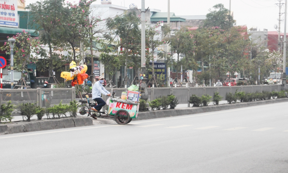 Xe máy "tranh" lối của người đi bộ