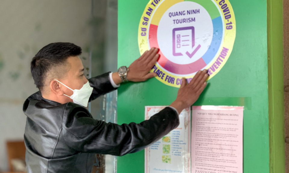 Dán 96 nhãn nhận diện an toàn phòng chống dịch Covid-19, phục vụ đón khách an toàn