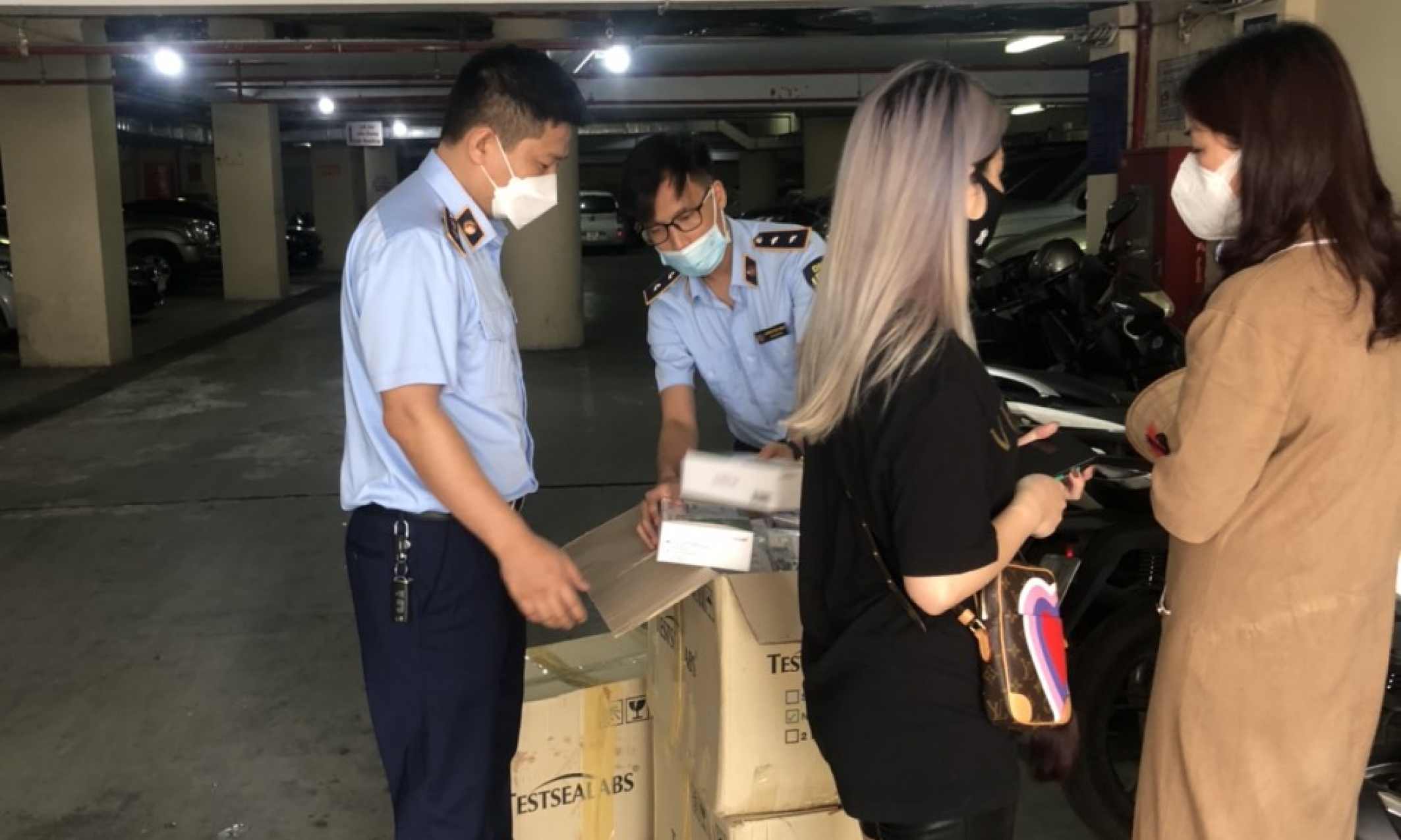 Thu giữ 2.000 bộ kit test Covid-19 không rõ nguồn gốc