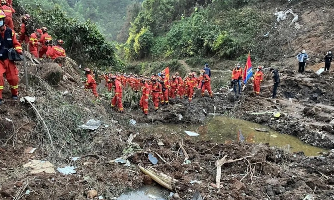 Máy bay rơi ở Trung Quốc có thể đã vỡ giữa không trung