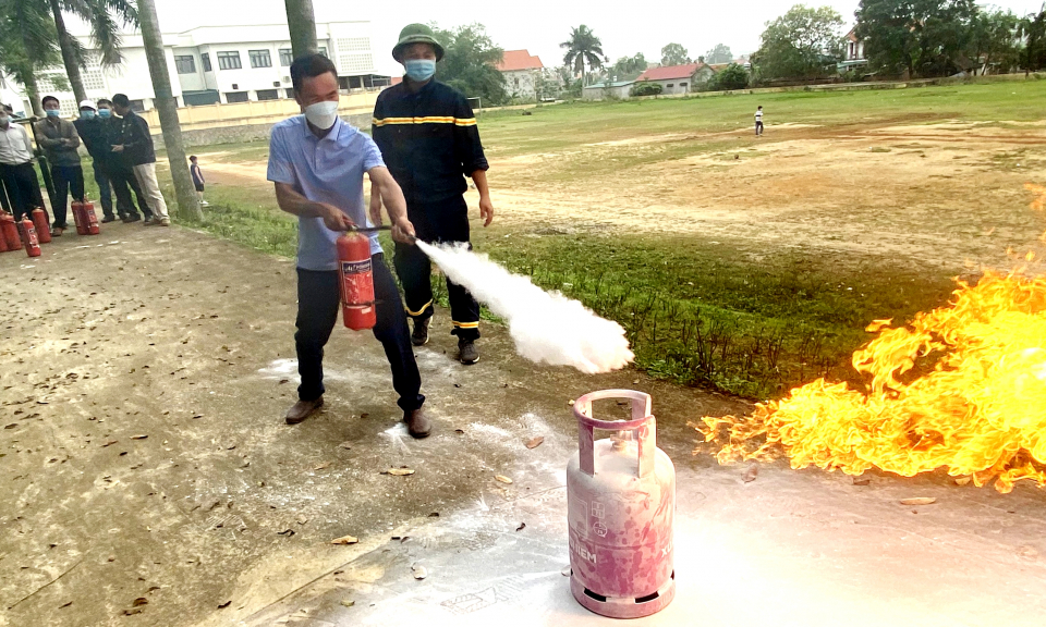 Huấn luyện nghiệp vụ PCCC&CNCH cho lực lượng dân phòng 
