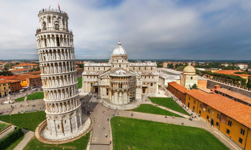 Nhà thờ quái dị nghiêng hơn cả tháp Pisa ở 'làng ma' kỳ lạ nhất thế giới