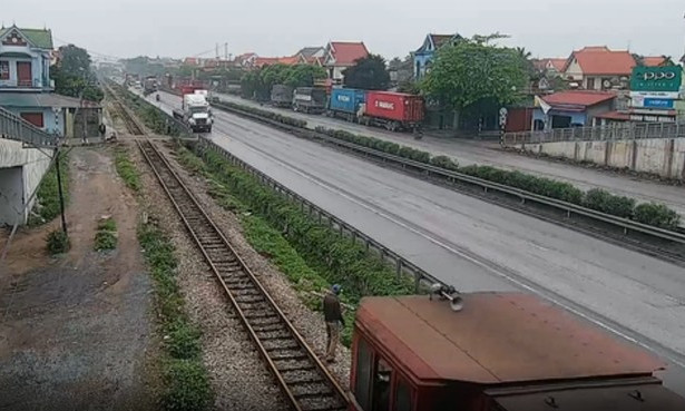Nghe điện thoại trên mép đường sắt, 1 người bị tàu đâm tử vong