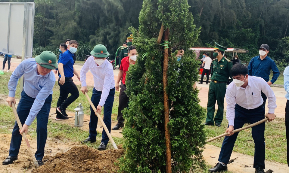 Đoàn viên, thanh niên Agribank Quảng Ninh trồng cây tại Khu di tích lưu niệm Bác Hồ (huyện Vân Đồn)