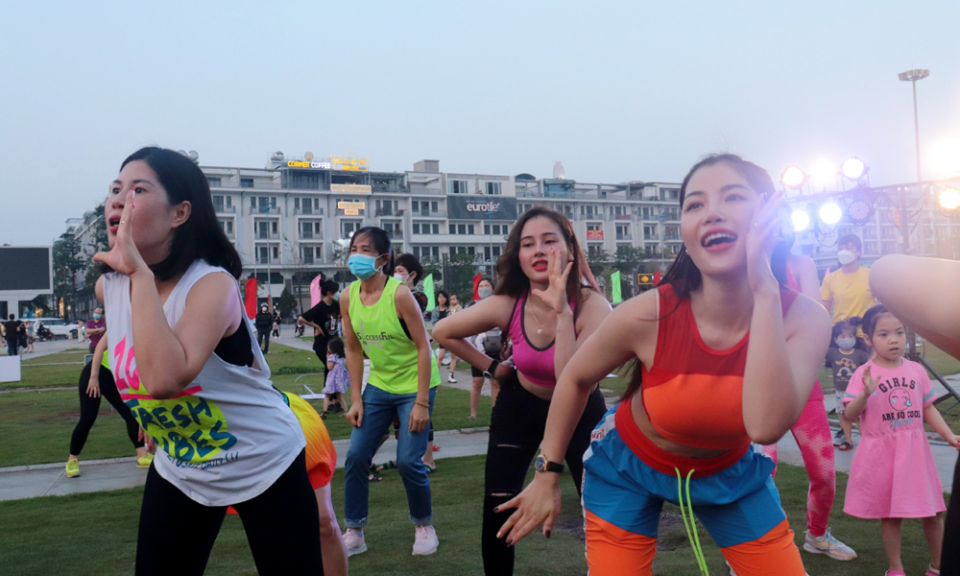 Những điệu Zumba làm nóng không khí SEA Games trên Đất mỏ