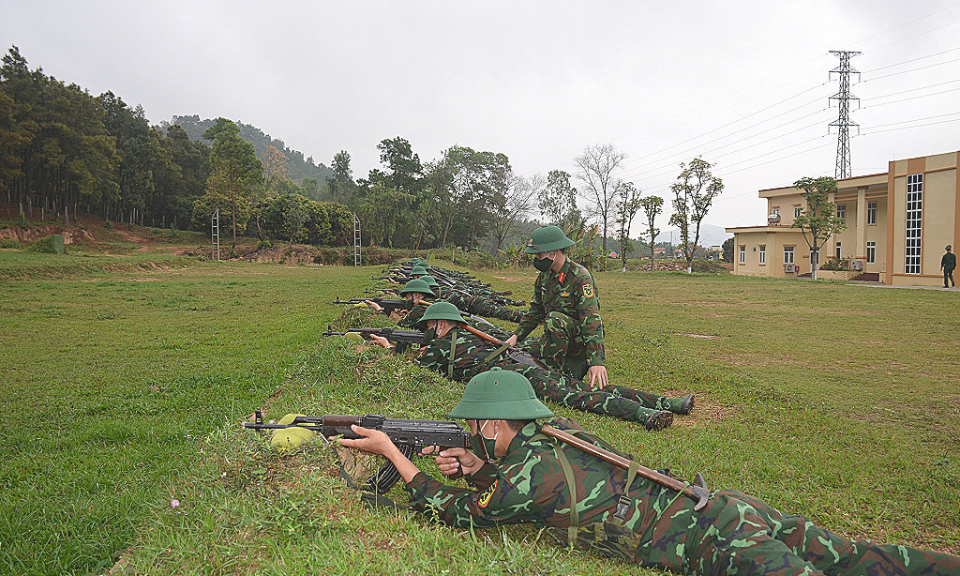 Trên thao trường huấn luyện tân binh