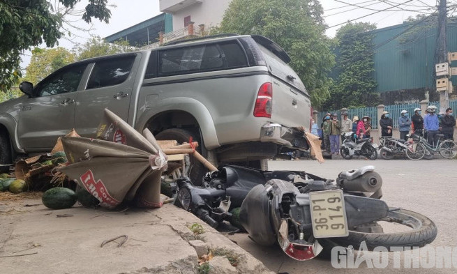 Xe biển xanh tông 2 người tử vong ở Thanh Hoá khi chở lãnh đạo đi công tác