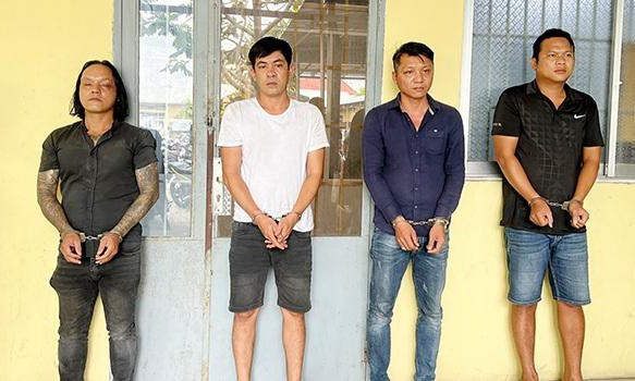Bắt nhóm bảo kê cưỡng đoạt tiền của doanh nghiệp