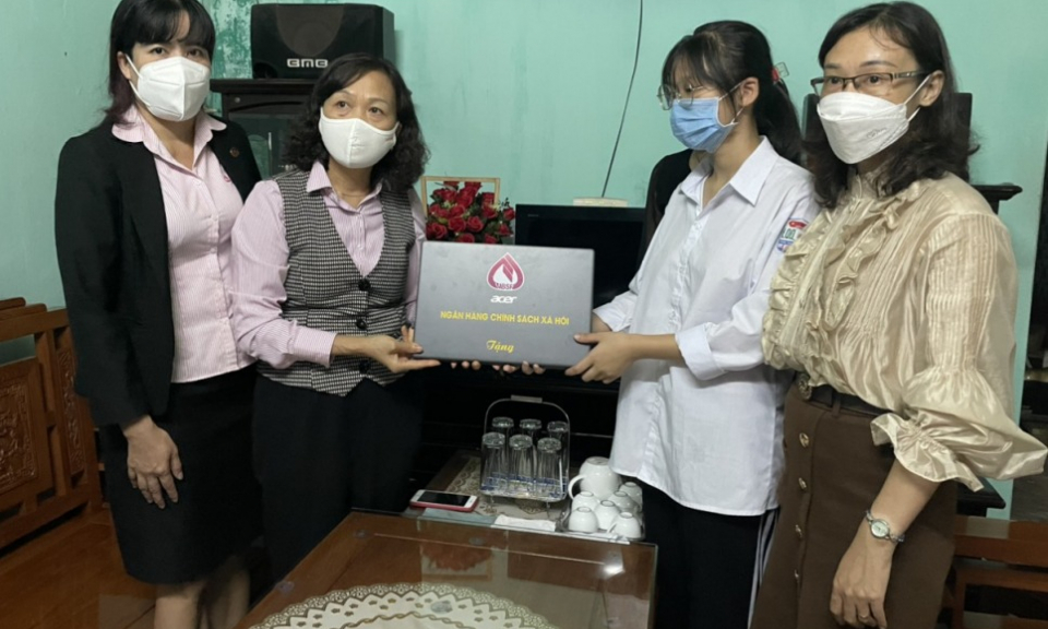 Chương trình "Sóng và máy tính cho em": Chắp cánh ước mơ cho học sinh nghèo khó  
