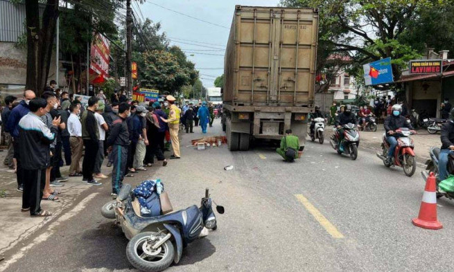 Va chạm với xe container, hai mẹ con đi xe máy tử vong thương tâm trên QL3