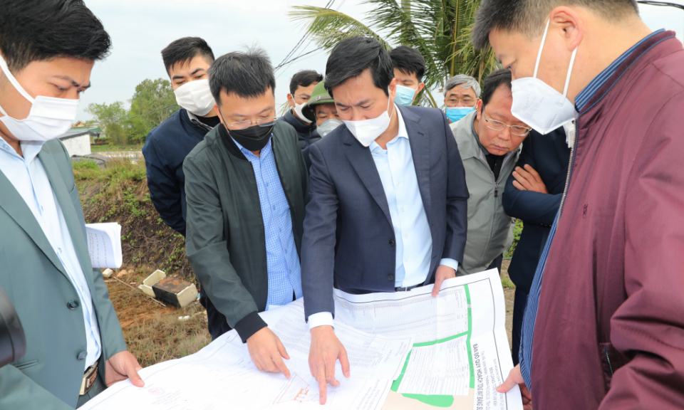 广宁省人民委员会主席莅临万宁综合码头检查指导工作