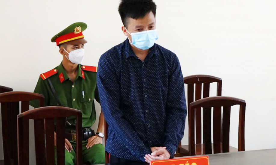 Chém anh ruột vì tiền hỗ trợ COVID