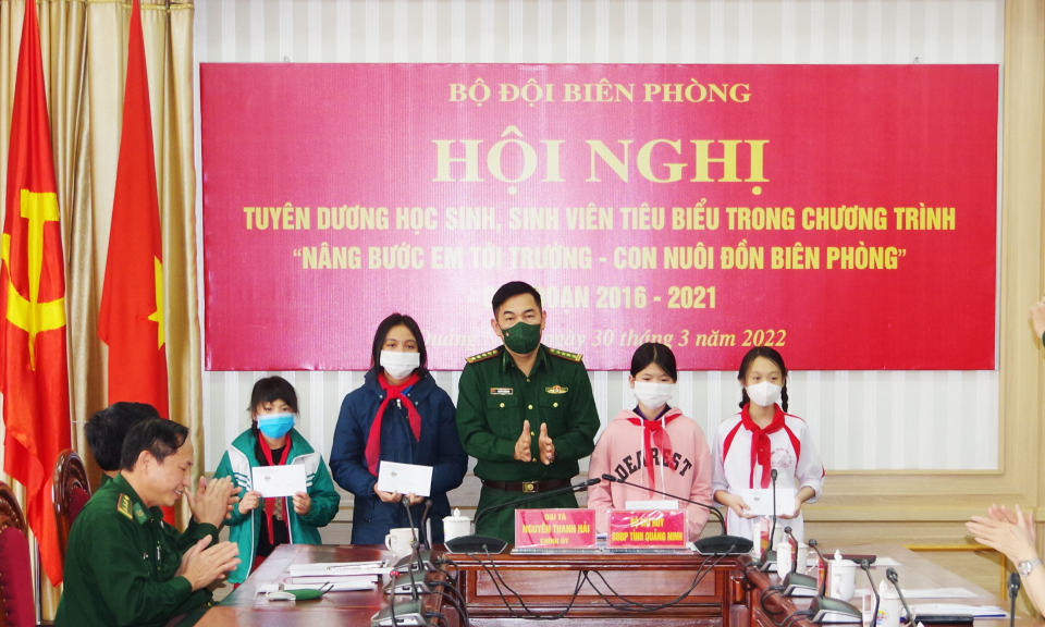 Tuyên dương học sinh tiêu biểu trong chương trình “Nâng bước em tới trường - Con nuôi Đồn Biên phòng”