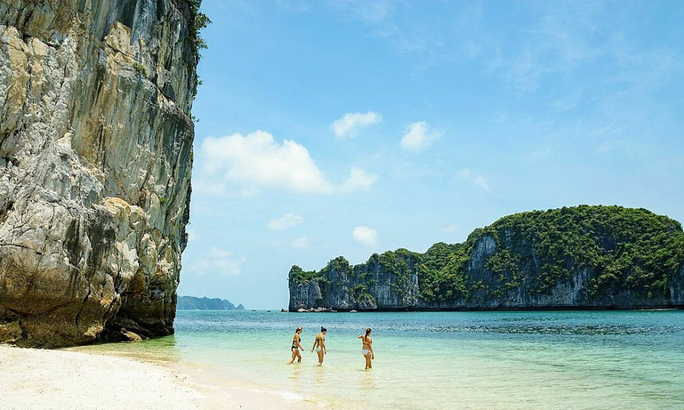 Tourism workers get emotional welcoming foreign tourists back