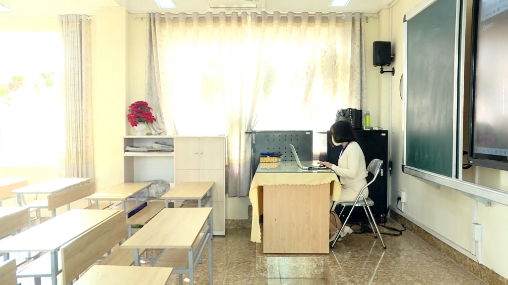 Giáo viên trường THCS Lê Văn Tám, TP Hạ Long đến trường dạy trực tuyến.