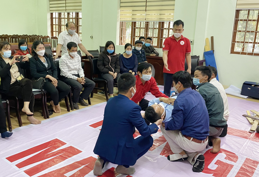 Hội CTĐ tỉnh tổ chức hướng dẫn kỹ thuật di chuyển nạn nhân an toàn cho cán bộ, hội viên, tình nguyện viên Hội CTĐ xã Phong Dụ (huyện Tiên Yên), tháng 3/2022.