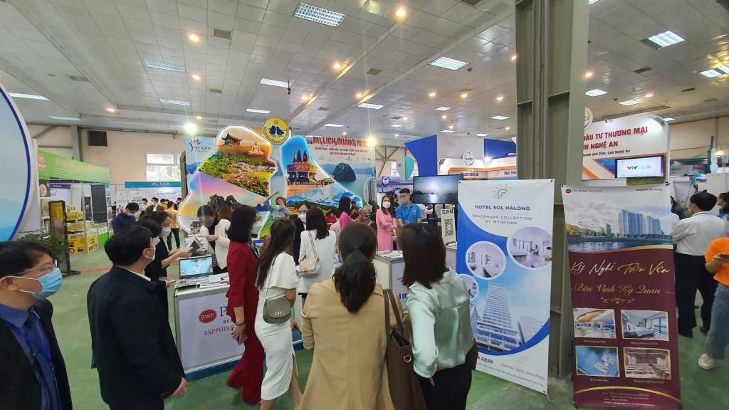 Quang Ninh booth attracts plenty of visitors.