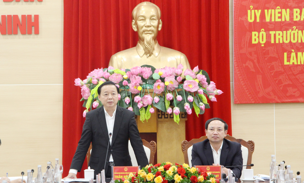 Đồng chí Trần Hồng Hà, Ủy viên Trung ương Đảng, Bộ trưởng Bộ Tài nguyên và Môi trường, phát biểu chỉ đạo tại buổi làm việc.
