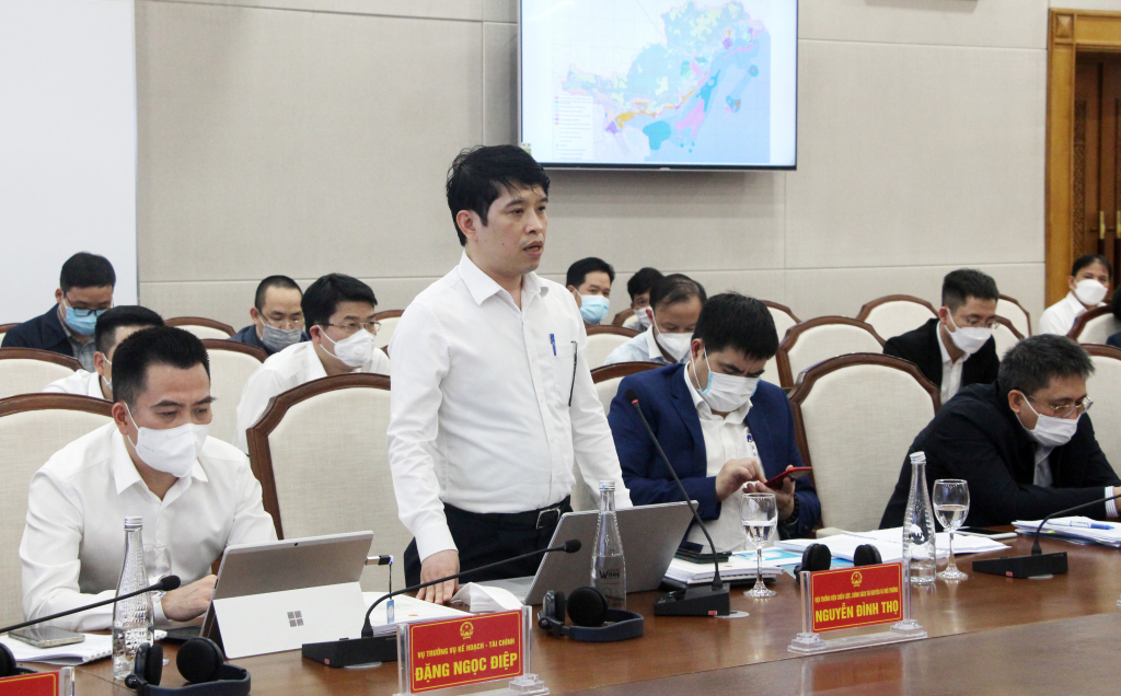 Đồng chí Nguyễn Đình Thọ, Viện trưởng Viện chiến lược, chính sách Tài nguyên và Môi trường, Bộ Tài nguyên và Môi trường tham gia vào quy hoạch tỉnh.