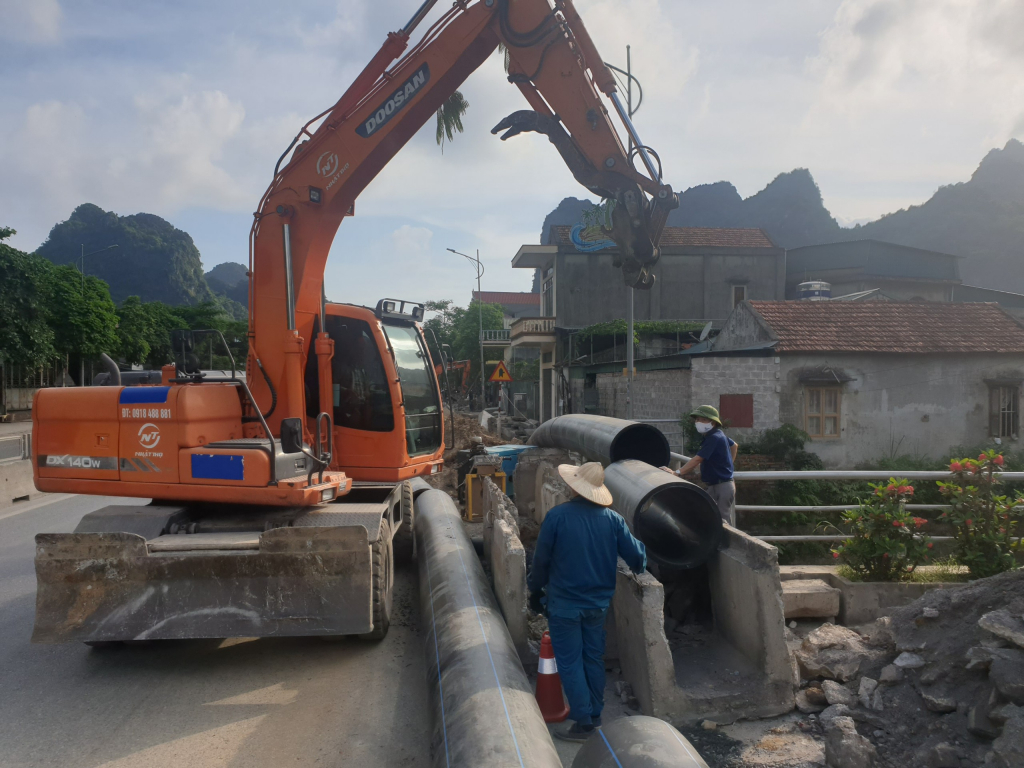 Thi công hệ thống tuyến ống HDPE D630 từ Bệnh viện điều dưỡng phục hồi đến dốc Đèo Bụt tăng khả năng cấp nước về Thành Phố Hạ Long.