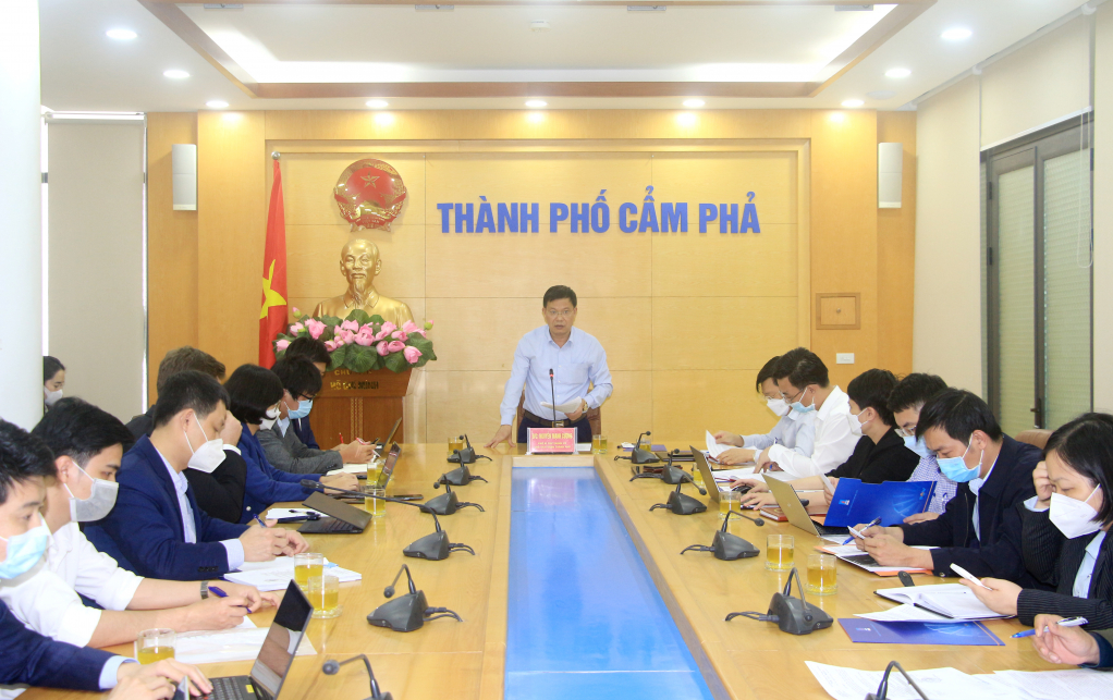 Đồng chí Nguyễn Mạnh Cường, Chủ tịch UBND TP Cẩm Phả, chủ trì buổi làm việc với nhà đầu tư Nhà máy điện khí LNG Quảng Ninh thống nhất công tác hỗ trợ GPMB. Ảnh: Mạnh Trường