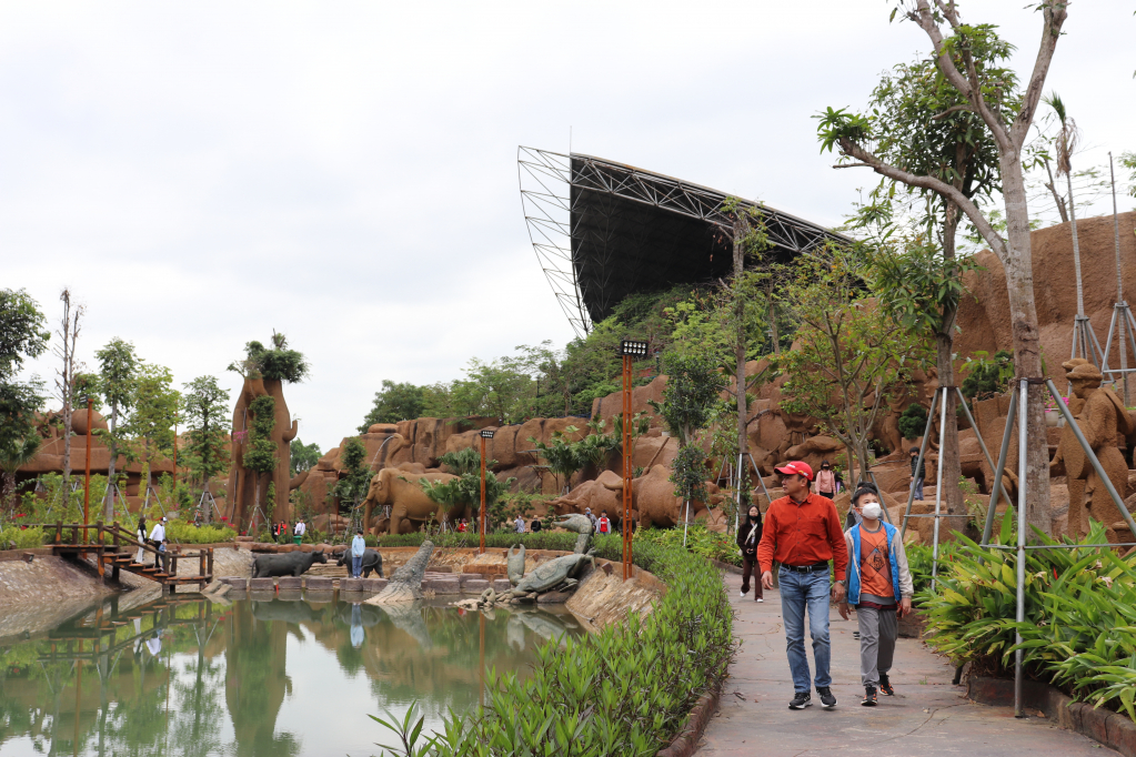 Du khách vui chơi, ngắm cảnh tại công viên Tuần Châu Park.