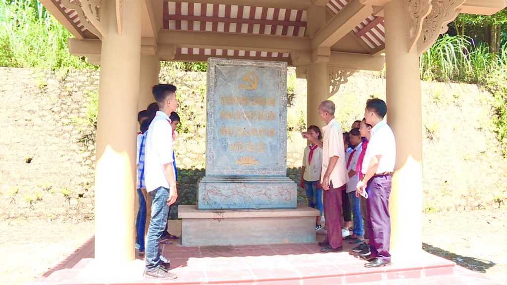 Đoàn viên, thanh thiếu nhi được tìm hiểu về nơi thành lập Chi bộ Đảng đầu tiên của huyện Tiên Yên tại khu di tích Khe Giao, xã Điền Xá.