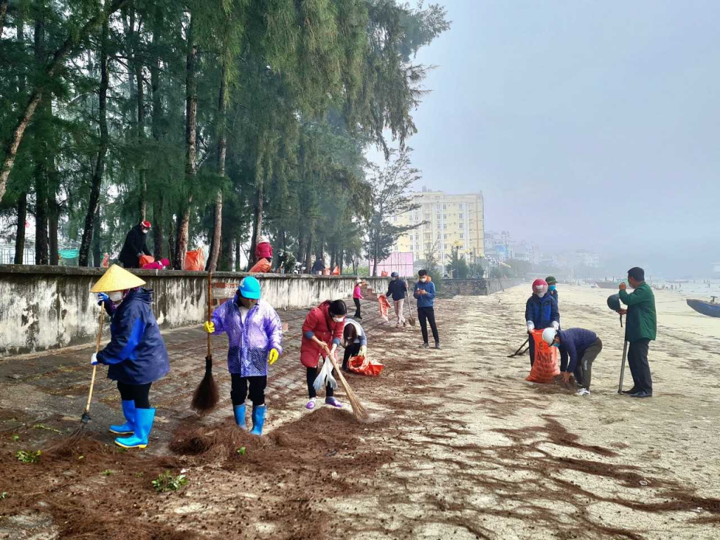Cán bộ, người dân huyện Cô Tô cùng chung tay dọn rác thải tại khu vực bãi tắm Nam Hải, thị trấn Cô Tô. Ảnh Trung tâm TT-VH huyện Cô Tô.