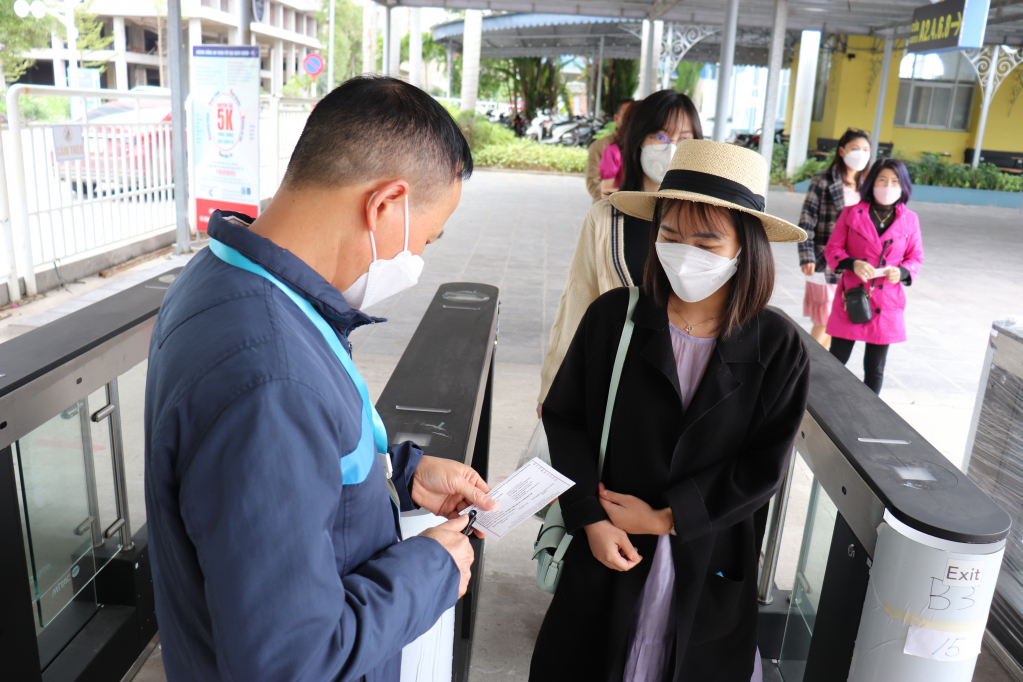 Hành khách sử dụng hóa đơn điện tử như vé thông thường để tham quan vịnh Hạ Long.
