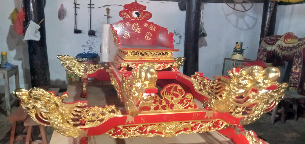 Nhiều hiện vật quý được trưng bày trong đình làng.