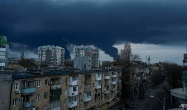 Thành phố cảng miền Nam Ukraine hứng chịu không kích - Ảnh 1.