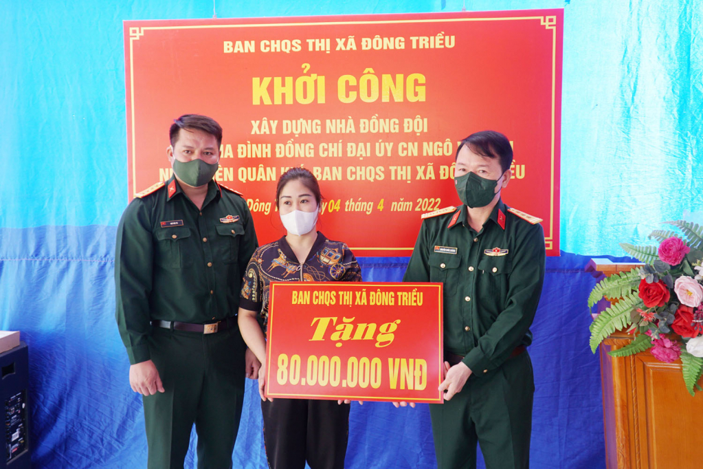 Đại diện lãnh đạo Ban CHQS TX Đông Triều, trao số tiền hỗ trợ 80 triệu đồng cho gia đình đồng chí Ngô Văn Thi.