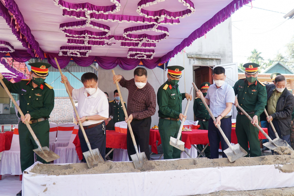 Các đại biểu khởi công xây dựng “Nhà đồng đội” cho gia đình đồng chí Ngô Văn Thi.