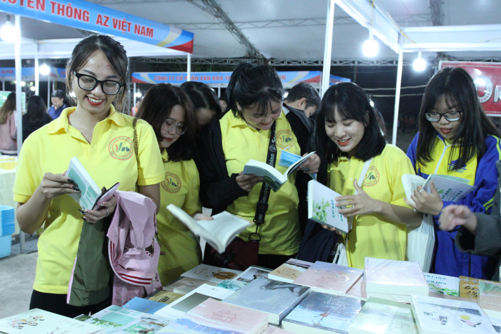 Sinh viên Trường Đại học Hạ Long chọn mua sách.