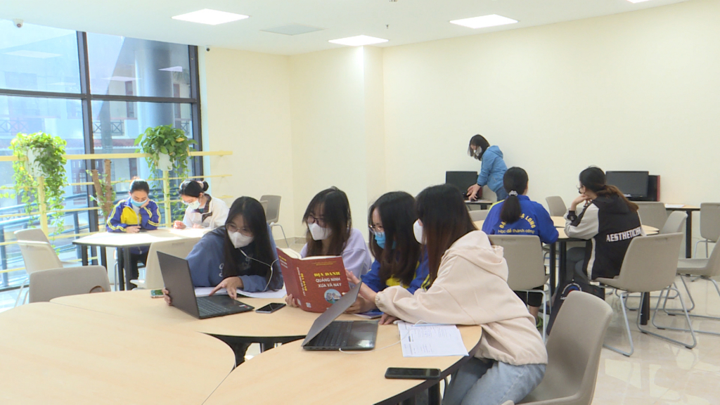 Thư viện Trường Đại học Hạ Long còn là không gian để hoạt động nhóm.