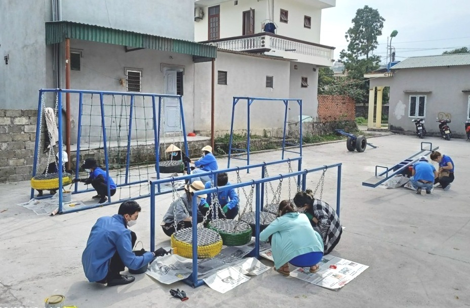 ĐVTN phường Hà Phong (TP Hạ Long) lắp đặt các thiết bị sân vui chơi cho thiếu nhi trên địa bàn phường.