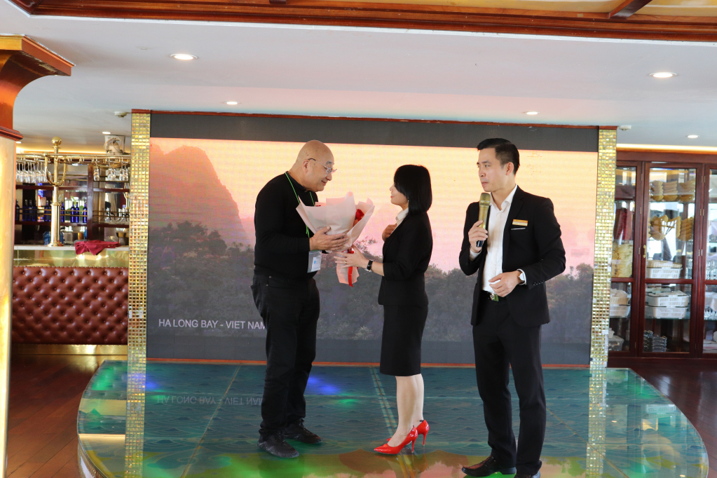 Du khách được tặng hoa chúc mừng khi đến tham quan vịnh Hạ Long. 